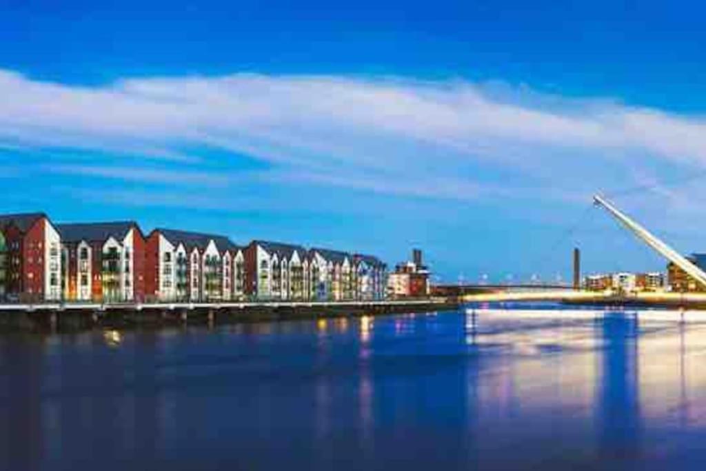 Luxury 2 Bedroom Waterfront Apartment With Balcony Newport  Exterior photo