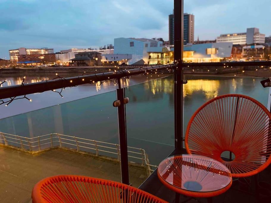 Luxury 2 Bedroom Waterfront Apartment With Balcony Newport  Exterior photo